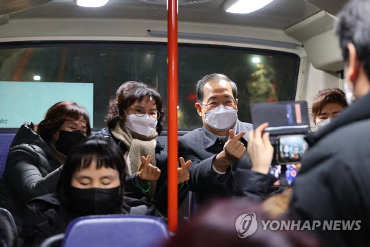 한덕수 국무총리가 2일 오전 4시께 서울 상계동에서 '새벽 만원 버스'라고 알려진 146번 시내버스 첫차를 타고 새해 첫 출근하는 근로자들을 격려하고 있다.<사진: 연합뉴스>